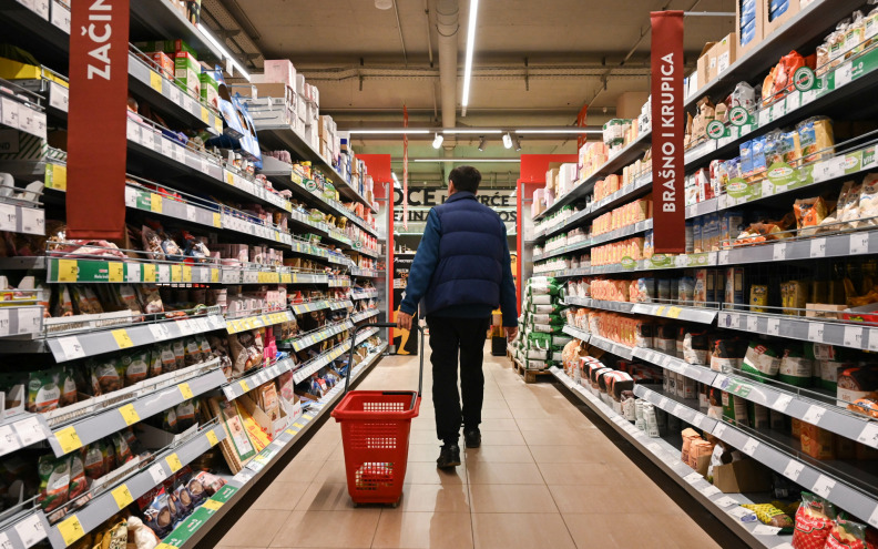 Trgovci pod krinkom pada inflacije žele poskupljenja, a hrvatski radnik je upola jeftiniji od europskog