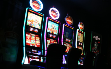 Kockanje među srednjoškolcima u padu, no digitalni razvoj donosi nove rizike