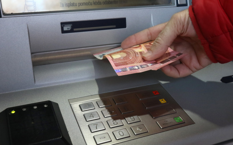 Umirovljenici bijesni: 'Besplatan račun u bankama politička je podvala, Vlada je sve znala'