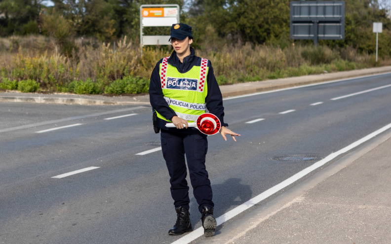 U Gračacu zaustavljen s 1,75 g/kg alkohola u krvi, evo koliku je kaznu dobio