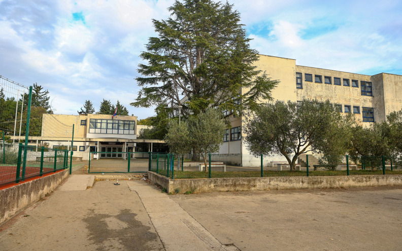 U Ekonomskoj školi zbog kvara na centralnom skraćena nastava, u Kninu nevrijeme odgodilo početak nastave