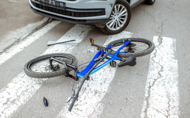 Šetala psa vozeći se na biciklu kada je na nju naletjelo kombi vozilo, pijani vozač mora joj isplatiti odštetu