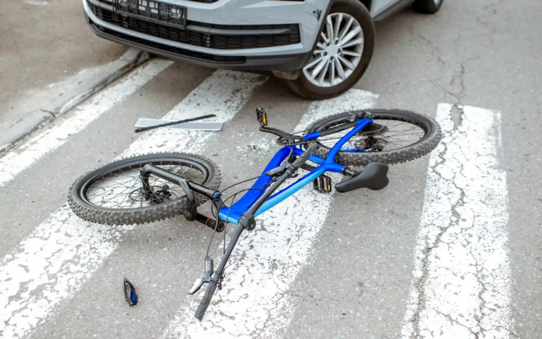 Šetala psa vozeći se na biciklu kada je na nju naletjelo kombi vozilo, pijani vozač mora joj isplatiti odštetu