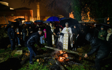 FOTO Vjernici koji Božić slave prema julijanskom kalendaru u crkvi svetog Ilije proslavili Badnjak