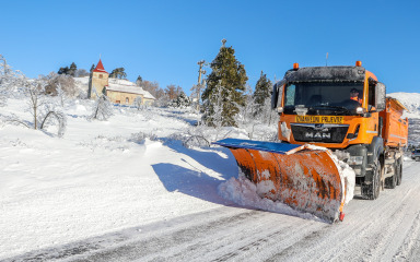 Cestari u ustrajnoj borbi protiv snijega i leda na cesti Gračac – Knin: ‘Nikada nismo doživjeli da više od 48 sati pada – ledena kiša’