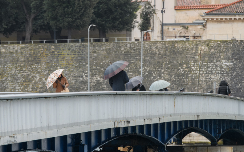 Na kopnu magla i poledica, na Jadranu oblačno uz kišu i jugo