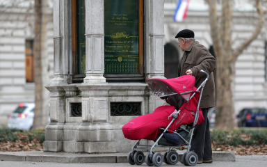 Bake i djedovi za čuvanje unuka u nekim gradovima i općinama dobivaju i do 360 eura mjesečno