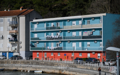 Šarene fasade kao znak da u Obrovcu nije sve tako crno: ‘Vidim da će biti još i ljepše…’