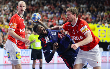 Danci izgubili i borba za medalje postala upitna