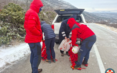 Zbog snježnog nevremena HGSS-ovci u Muškovcima su dostavljali hranu i lijekove, a u Otriću spašavali psa