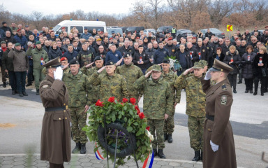 [FOTO] Polaganjem vijenaca u Kašiću nastavljeno obilježavanje 33. godišnjice VRO Maslenica