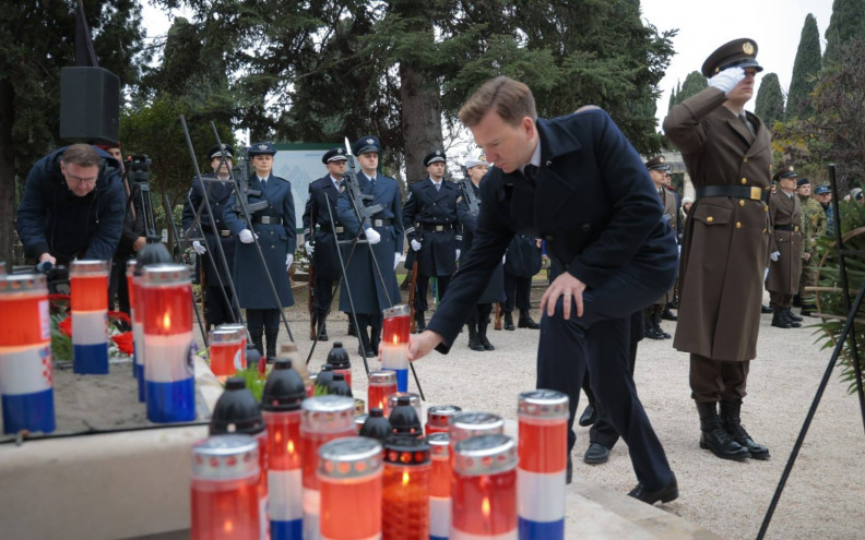 [FOTO] Polaganjem vijenaca započelo obilježavanje 33. obljetnice VRO Maslenica