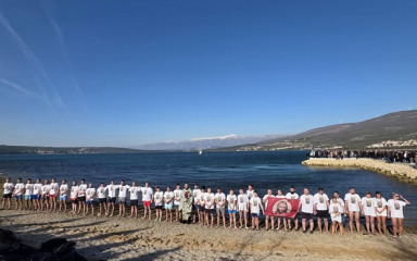 VIDEO Danas je u Karinu održano “Bogojavljensko plivanje za časni krst”, pogledajte snimku