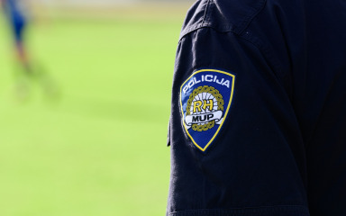 Zadranin pijan vrijeđao policajce pa dobio 12 dana zatvora: ‘Kurv… i ti kretenu što oćete od mene?’