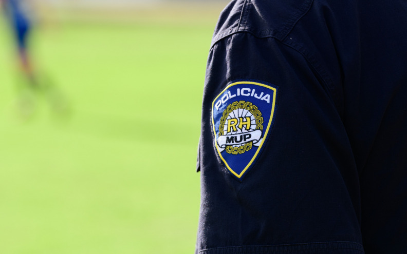 Zadranin pijan vrijeđao policajce pa dobio 12 dana zatvora: 'Kurv... i ti kretenu što oćete od mene?'