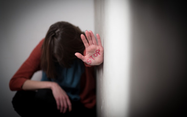 Svekar (81) trčao za nevjestom i prijetio joj livelom, kažnjen je nevjerojatno malom kaznom