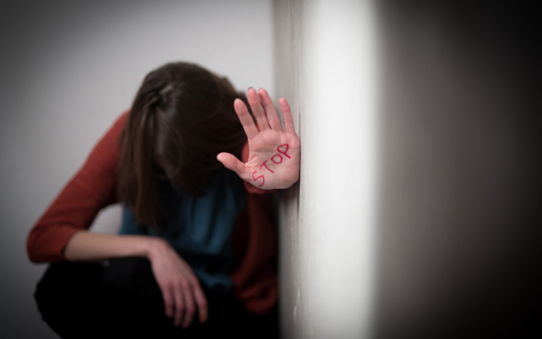 Svekar (81) trčao za nevjestom i prijetio joj livelom, kažnjen je nevjerojatno malom kaznom