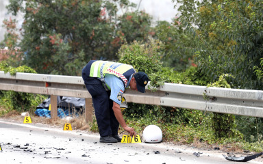 Automobilom sletio s ceste i udario u drvo, jedna osoba poginula, dvije ozlijeđene