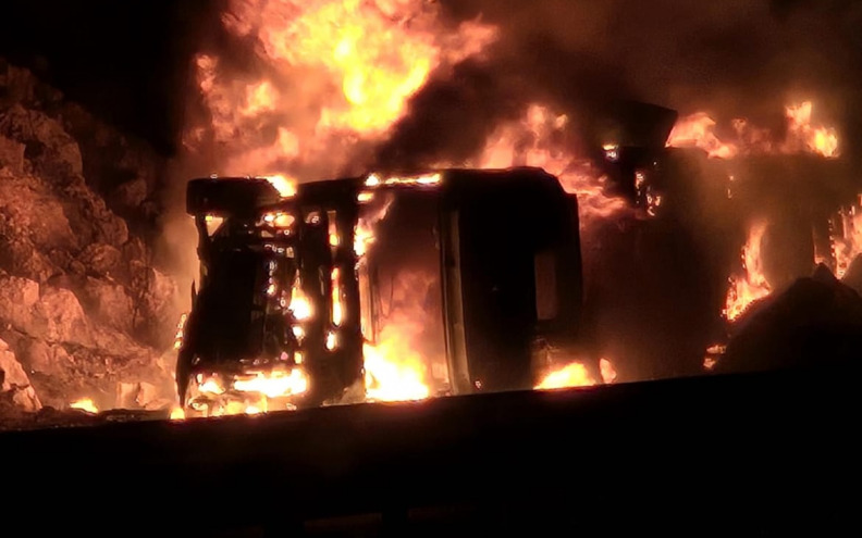 Prevrnuo se i zapalio šleper na autocesti kod tunela Sveti Rok, vozač završio u OB Zadar