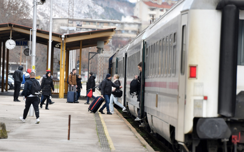 Putnici iz Zagreba u Split stigli nakon više od 21 sata putovanja