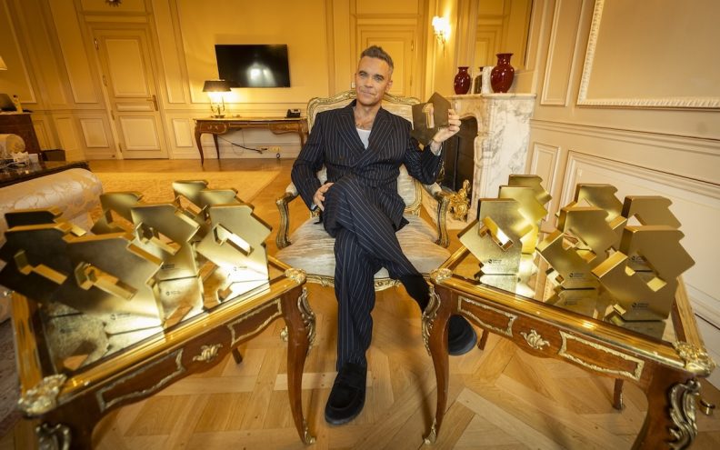 Robbie Williams se šesnaesti put popeo na broj 1 britanske ljestvice albuma, ostavio i Beatlese za sobom