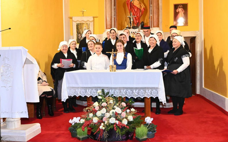 Božićni koncert u Poljicima okupio brojne mještane, KUD-ove i klapu