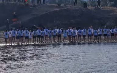 VIDEO Danas je u Karinu održano “Bogojavljensko plivanje za časni krst”, pogledajte snimku