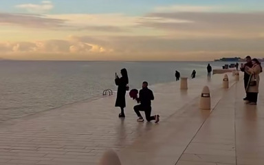 VIDEO Zaprosio djevojku na zadarskoj Rivi, pogledajte snimku od koje će vam krenuti suze na oči