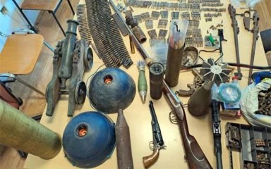 Policija kod tinejdžera pronašla pravi arsenal oružja, pogledajte što je sve imao u kući