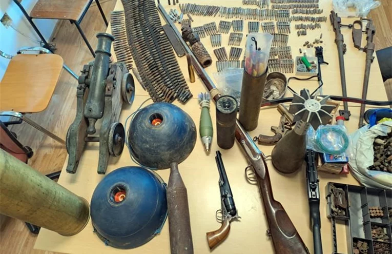 Policija kod tinejdžera pronašla pravi arsenal oružja, pogledajte što je sve imao u kući