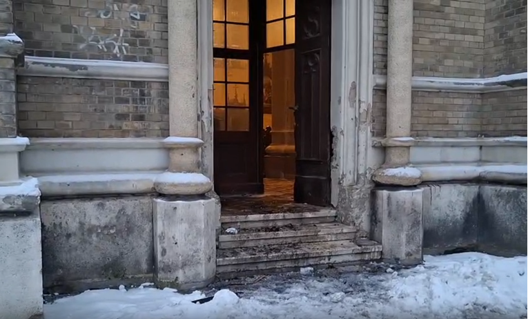 Podmetnula požar na katoličkoj crkvi u Novom Sadu, SDSS osudio napad kao zločin iz mržnje