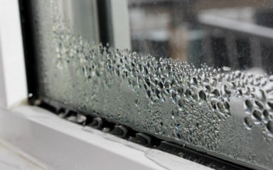 Zašto se zimi prozori vlaže – i zašto je to prvi znak da vaš dom ima veći problem