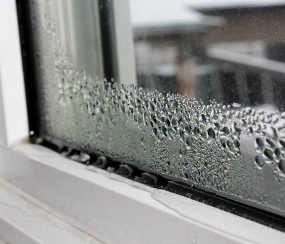 Zašto se zimi prozori vlaže – i zašto je to prvi znak da vaš dom ima veći problem