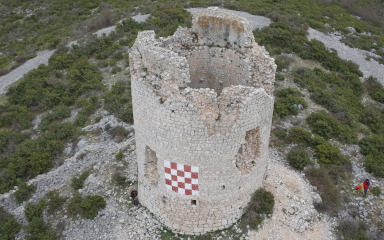 Obnovljena jedna od najočuvanijih srednjovjekovnih kula Ravnih kotara: ‘Uskoro će biti dostupna posjetiteljima, a imamo i ideje i za…’