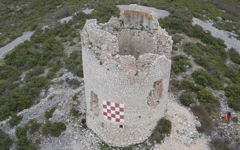 Obnovljena jedna od najočuvanijih srednjovjekovnih kula Ravnih kotara: 'Uskoro će biti dostupna posjetiteljima, a imamo i ideje i za...'
