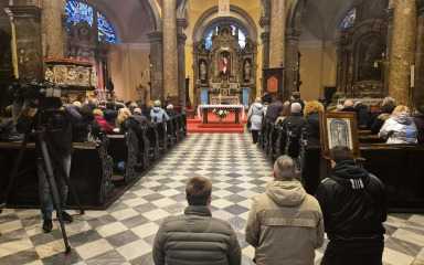 Nadbiskup Uzinić na misi u riječkoj katedrali okupio ‘klečavce’ i kontraprosvjednike