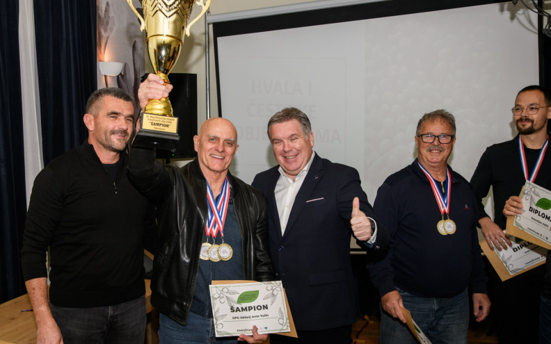 Na manifestaciji mladih maslinovih ulja u Pakoštanima trijumfiralo ulje obitelji Ante Vulina