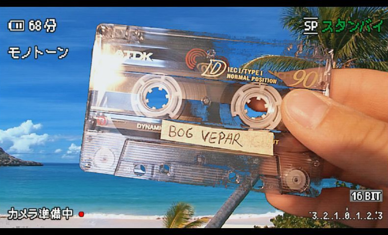 Debitantski eponimni nosač zvuka benda Bog Vepar glazba je za fanove duhovitosti i pitkog gitarističkog rocka