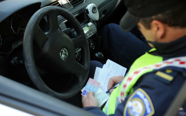 Pod utjecajem alkohola izazvala sudar na Putu Stanova, ‘zaradila’ 850 eura kazne