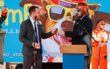 [VIDEO] Maškare preuzele vlast u Zadru, maškarani gradonačelnik Ivo Muzika predstavio program: ‘Hitni prijem preimenovat ćemo samo u Prijem’