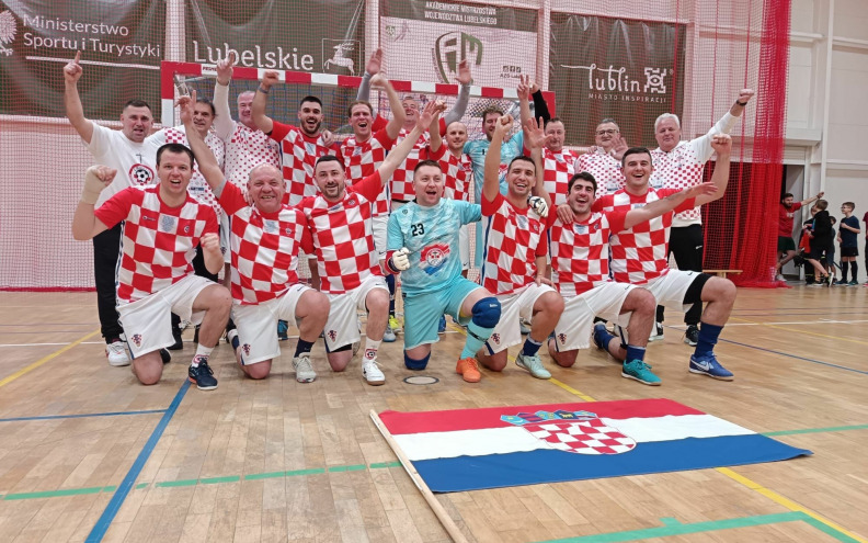 Hrvatska svećenička reprezentacija osvojila drugo mjesto na EP-u u futsalu, sudjelovali i župnici sa Stanova i iz Privlake