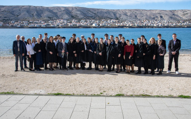 Paški srednjoškolci ponosni na Dan fuštana: ‘Čuvajmo tradiciju i ono naše. Neka vatra traje!’
