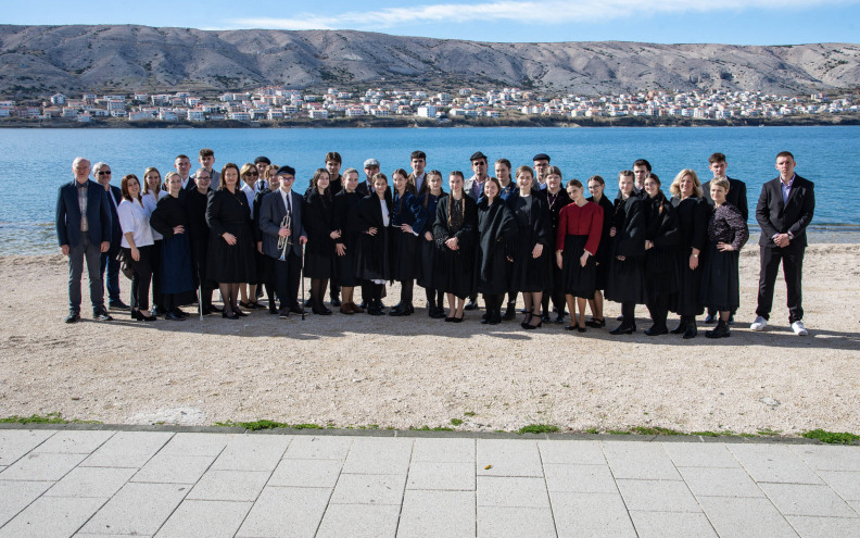Paški srednjoškolci ponosni na Dan fuštana: 'Čuvajmo tradiciju i ono naše. Neka vatra traje!'