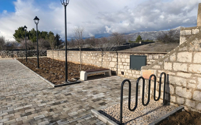 U Jasenicama uređeno novo parkiralište s trgom