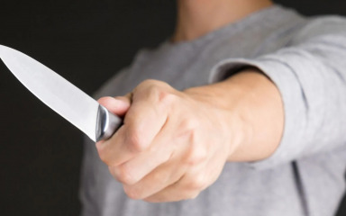 NASILJE U TKONU! Na sestru i zeta zamahivao nožem prijeteći da će ih ubiti