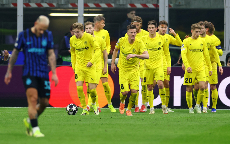 RAPSODIJA U ŽUTOM Norveška bajka s deset nogometnih anonimusa