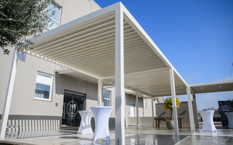 HIT ZA VIKENDICE I KUĆE UZ MORE Pergole koje hlade, štite od kiše i izgledaju luksuzno