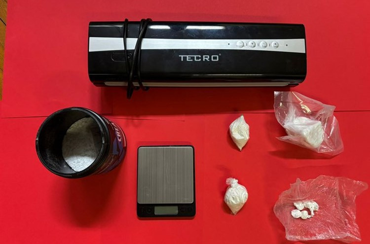 Policija od 22-godišnjaka oduzela gotovo 100 grama kokaina, digitalnu vagu i opremu za vakuumiranje