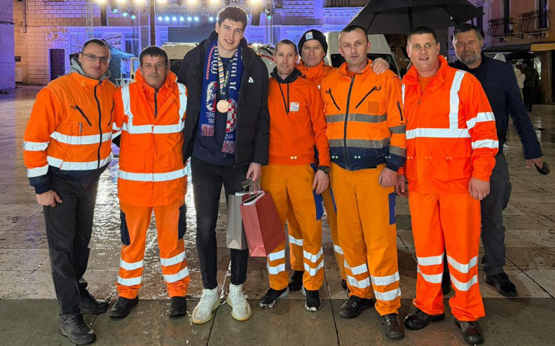 Narodni trg je već sada potpuno očišćen, za što je zaslužna - ekipa Čistoće: 'Laku noć Zadre...'