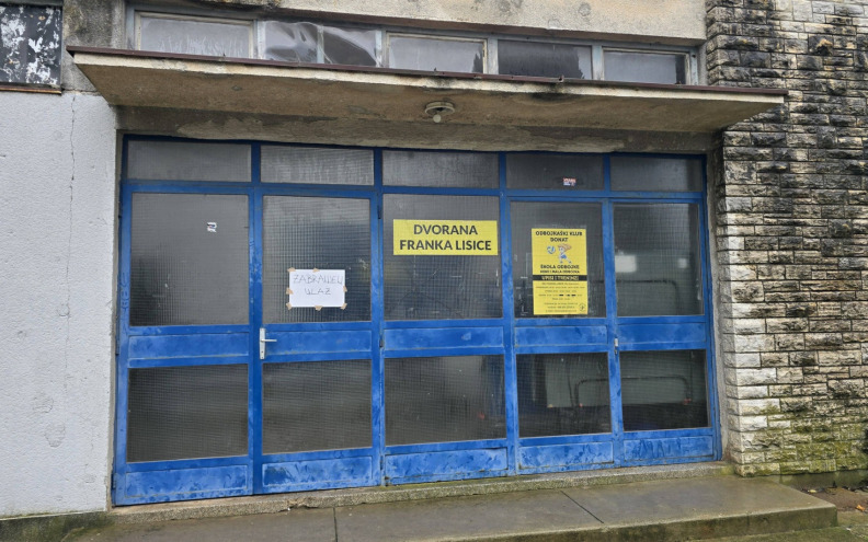 Petak u znaku urušavanja stropa dvorane